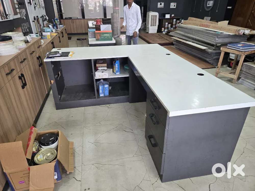 Main counter for sale with wite manager