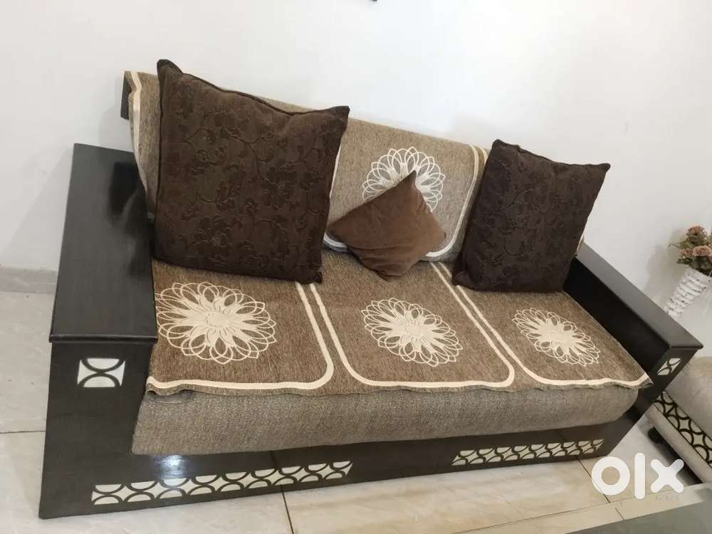 5 seater sofa with couch and center table