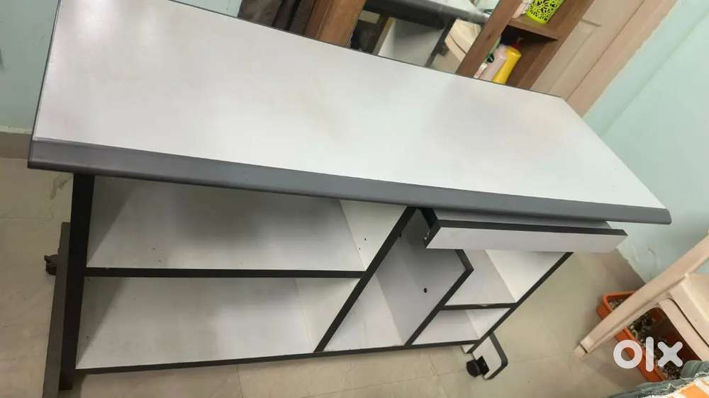 Computer table for home and office use