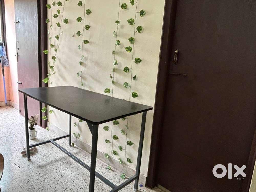 Sturdy Black Study / Work Table – Excellent Condition