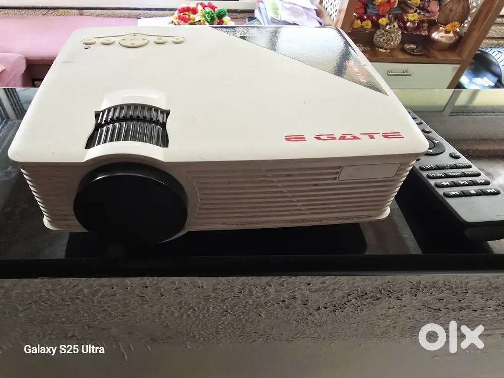 E GATE projector with projector screen