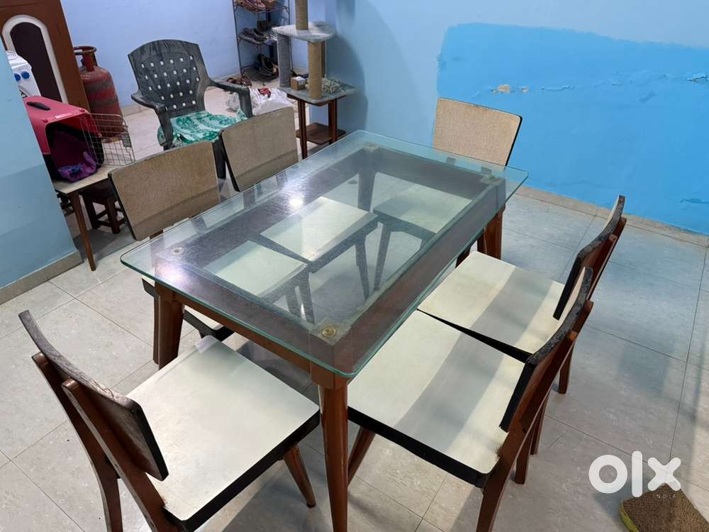 6 Seater Sagwan Glass Dining Table – Excellent Condition