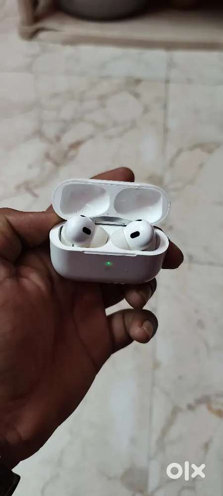 Apple 2 generation Airpods in mint condition