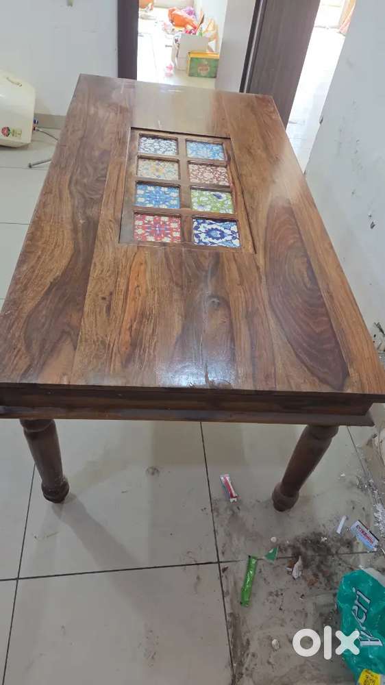 Elegant Dining table in Sheesham wood
