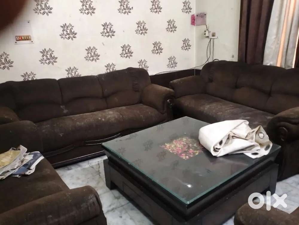 Spacious brown 10 seater sofa set with table in good condion