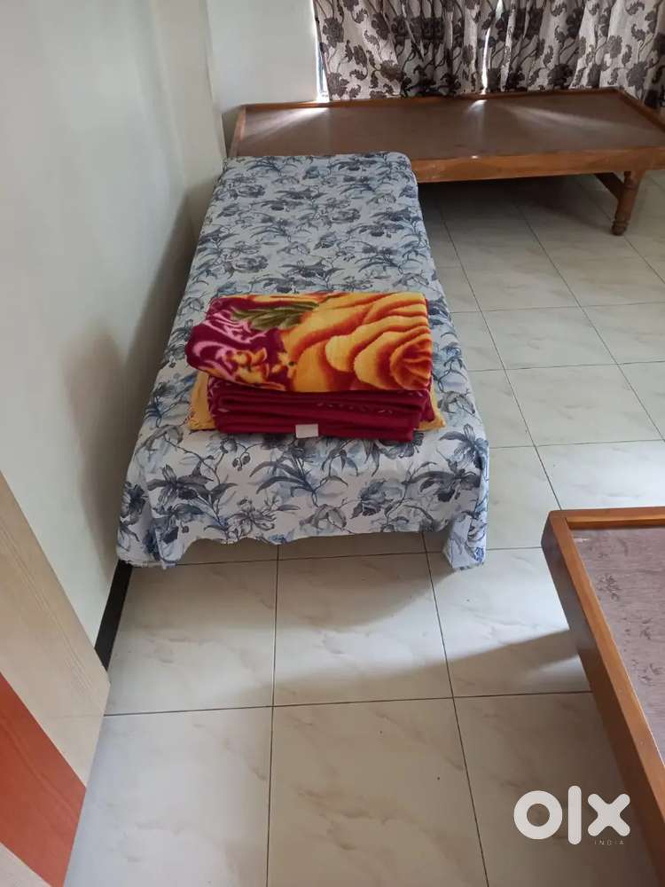 Room for 3 girls in Bungalow with Food facility - Safe and Spacious