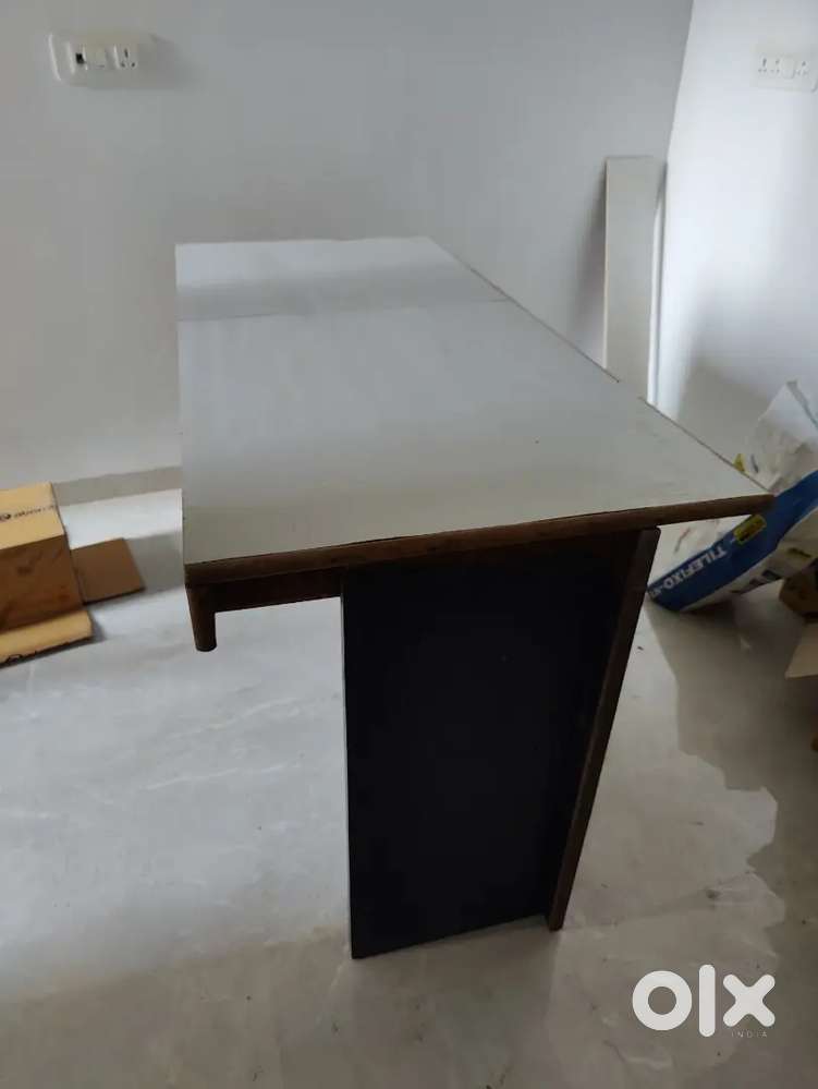 4 Study Tables ib perfect condition
