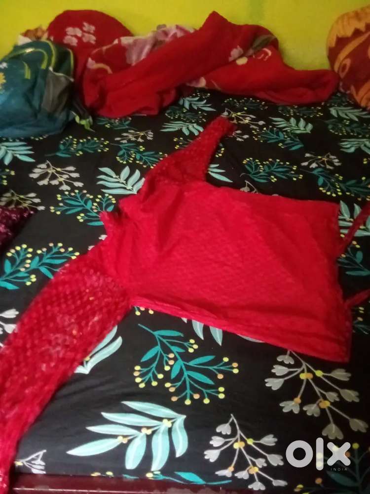Laal colour ka simple top.