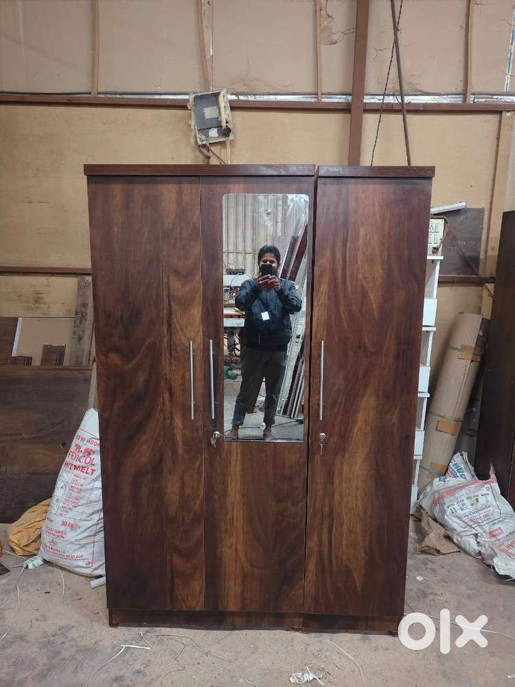 NEW 3 DOOR WARDROBE IN JUNGLE WOOD SELL FOR FREE DELIVERY
