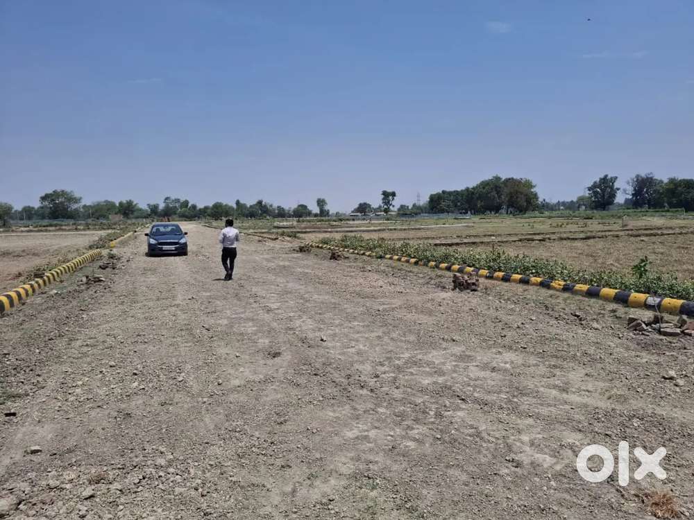 Kafi ache location pe plot hai