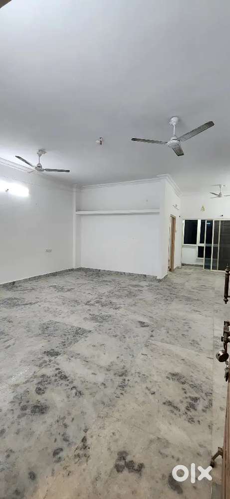 2bhk flat on 5th floor 26800 rent with maintenance and car parking