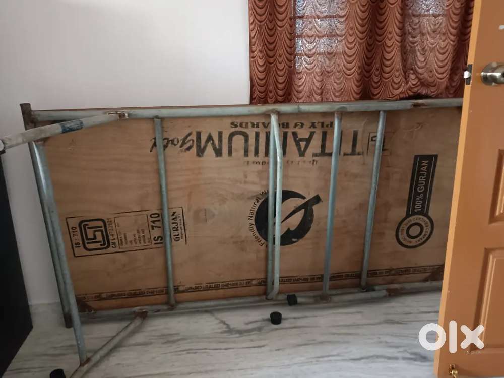 Iron cot 3' x 6' with ఫ్లైవుడ్ షీట్