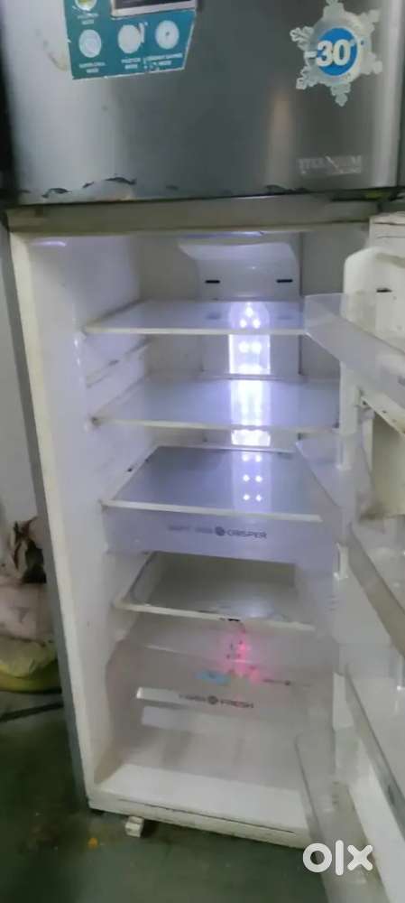 Double door refrigerator