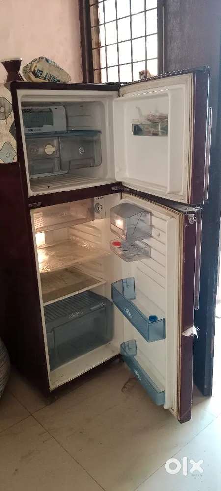 Double door refrigerator