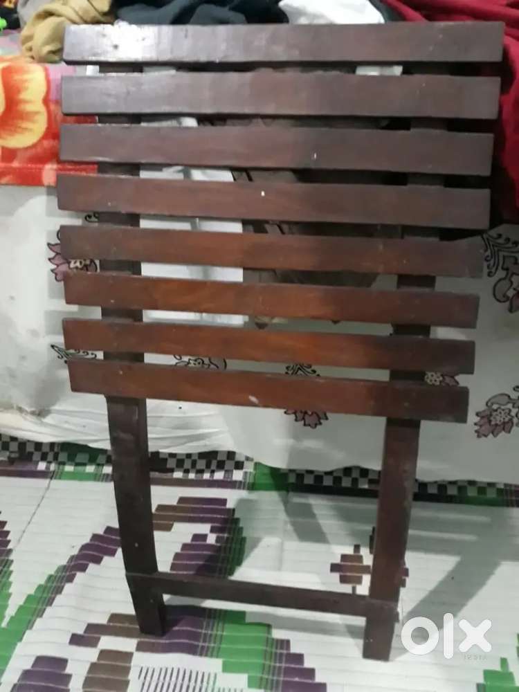 Hathon ki kadhai Hui chair