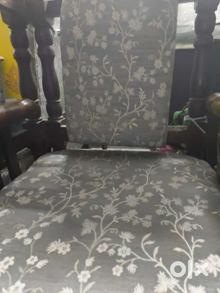 5 seater sofa with wooden frame and floral pattern on the padding