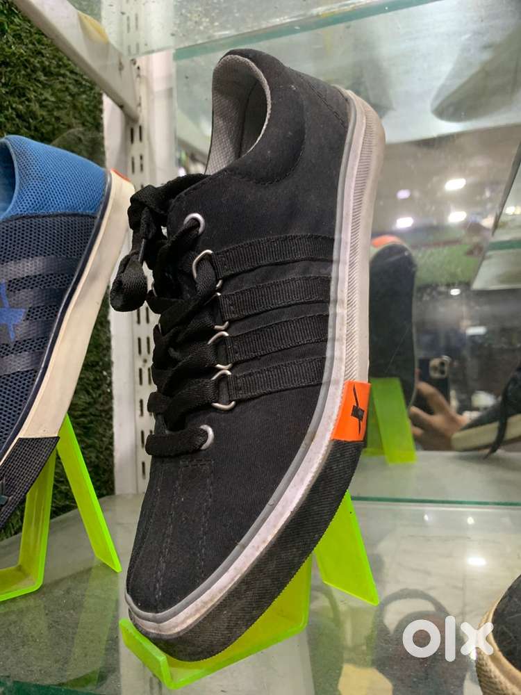 Shoes jacket lower etc hame sara mall uthvana h