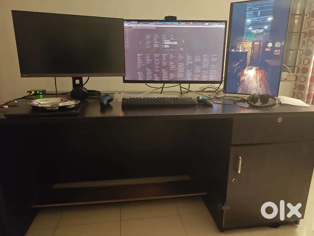 Computer table