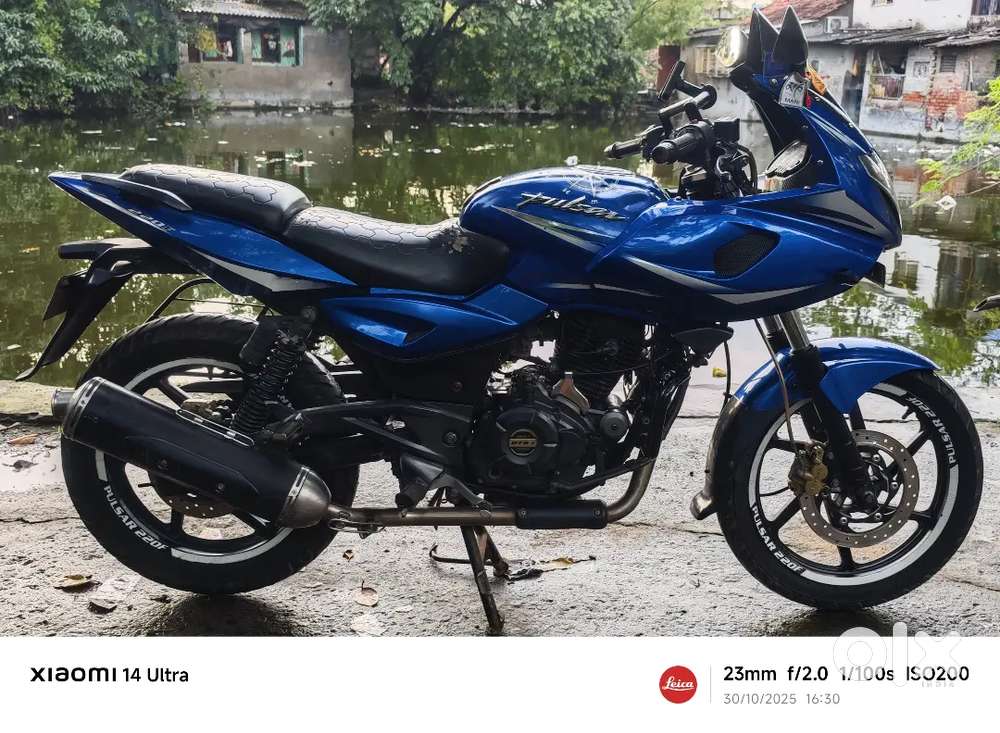 Bajaj Pulsar 220F (BS4, Non-ABS Model)