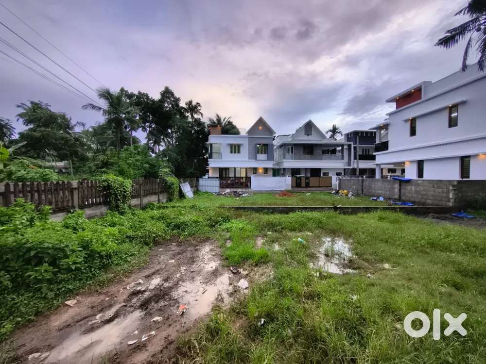 7 Lk only.( Thripunithara   nadakavu )   Road side