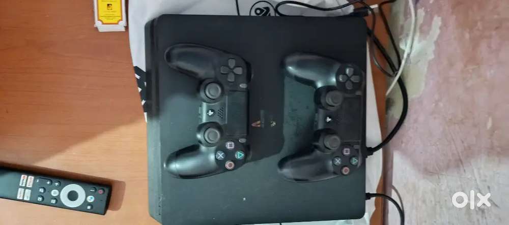 Sony PS4.. 1 month old only 2controler ke sath all wire 1 game CD 28k