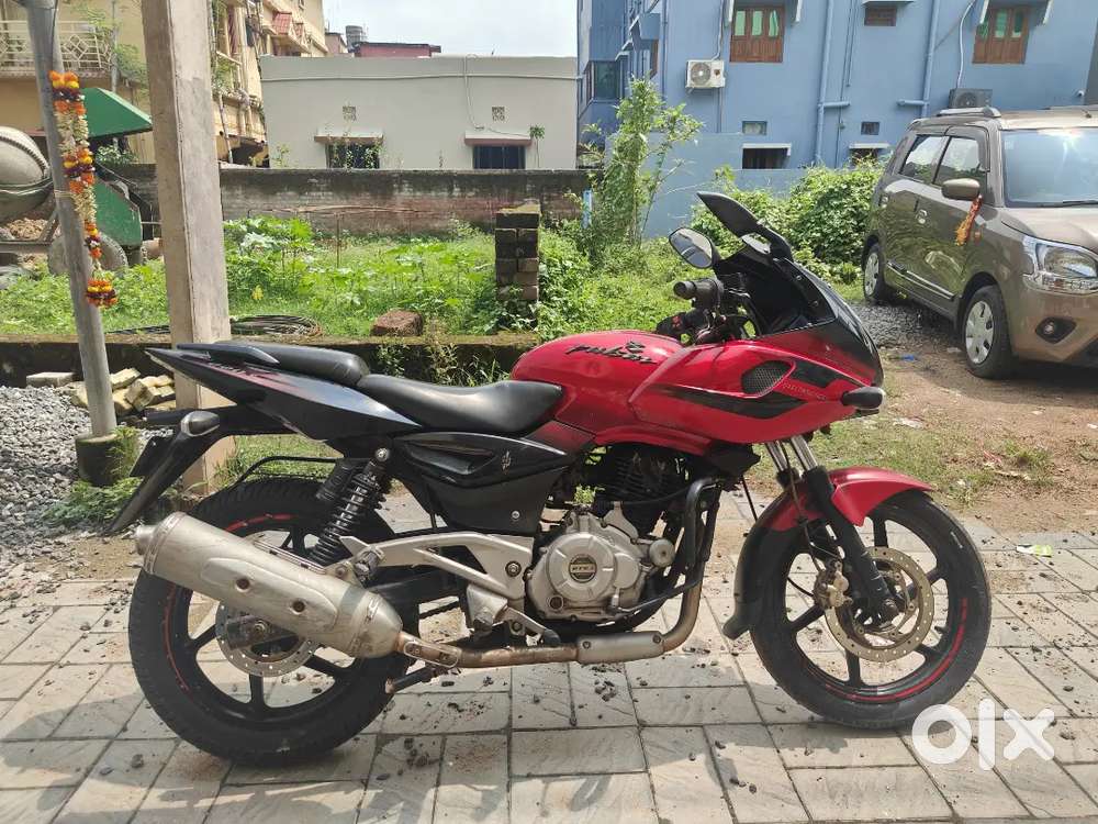 Pulsar 220 F red black edition in excellent condition