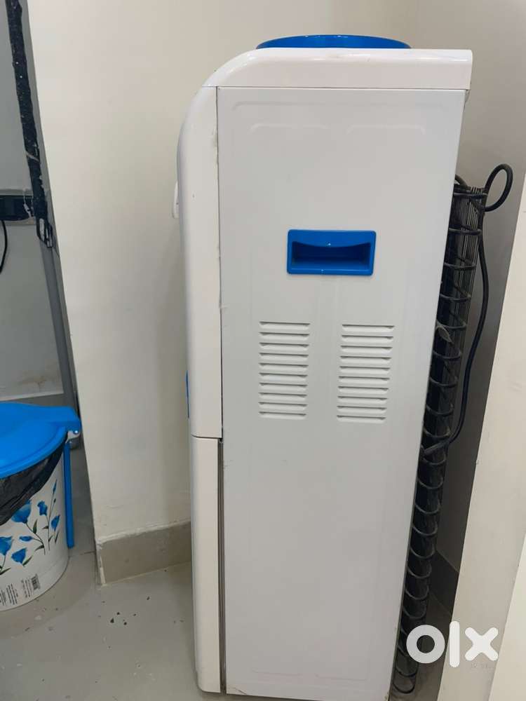 Water dispenser with small fridge