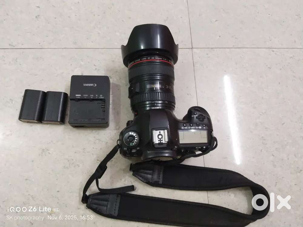 Canon 5d mark iii camera and 2 battery and battery charger, bag .