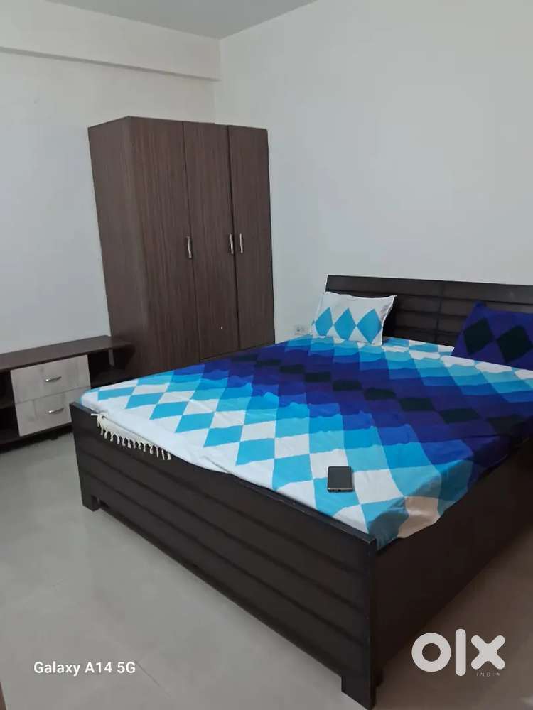 FLAT 3Bhk fully FURNISHED  3 AC, FRIDGE, GYESAR SOFA, inverter etc