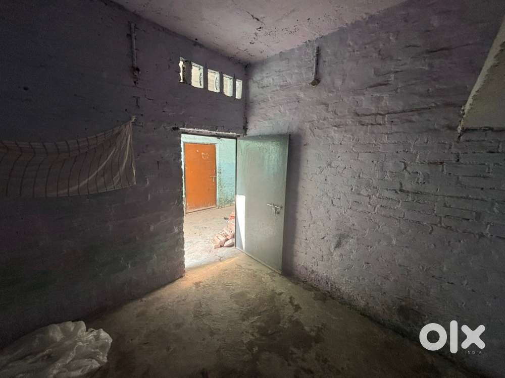 Kamra kiraye pe hai washroom bathroom bhi hai chatt bhi