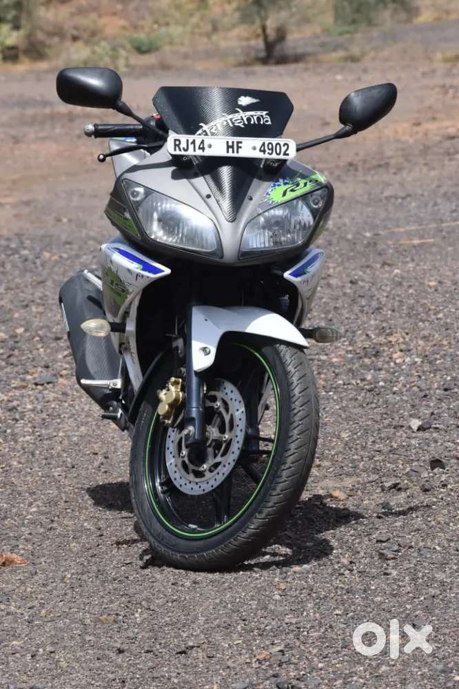 Yamaha R15 v2  special edition