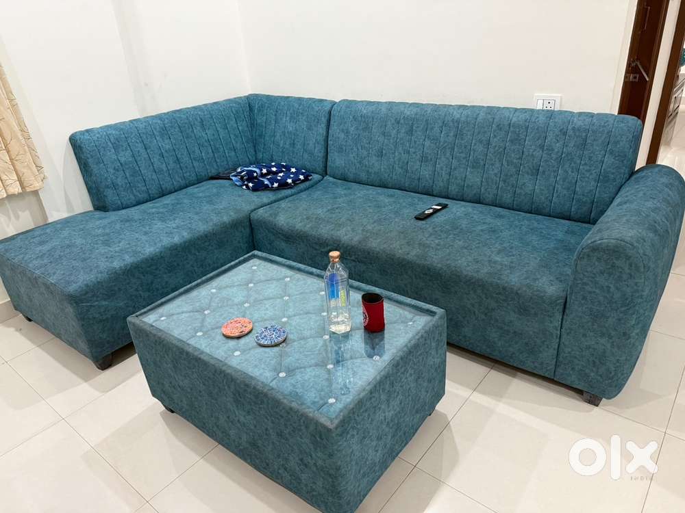 L shaped 6 seater sofa with a lounger and center table