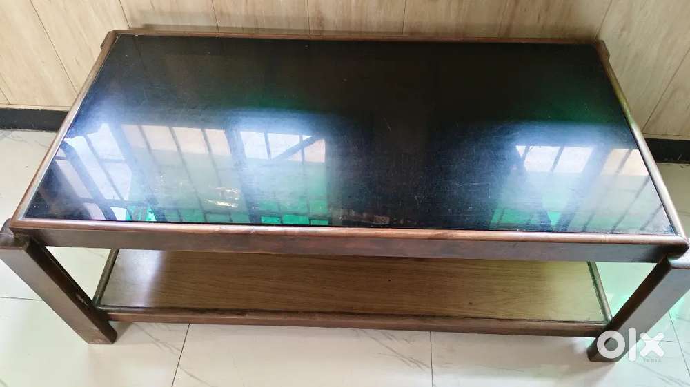 It's a rosewood table and in very good condition.