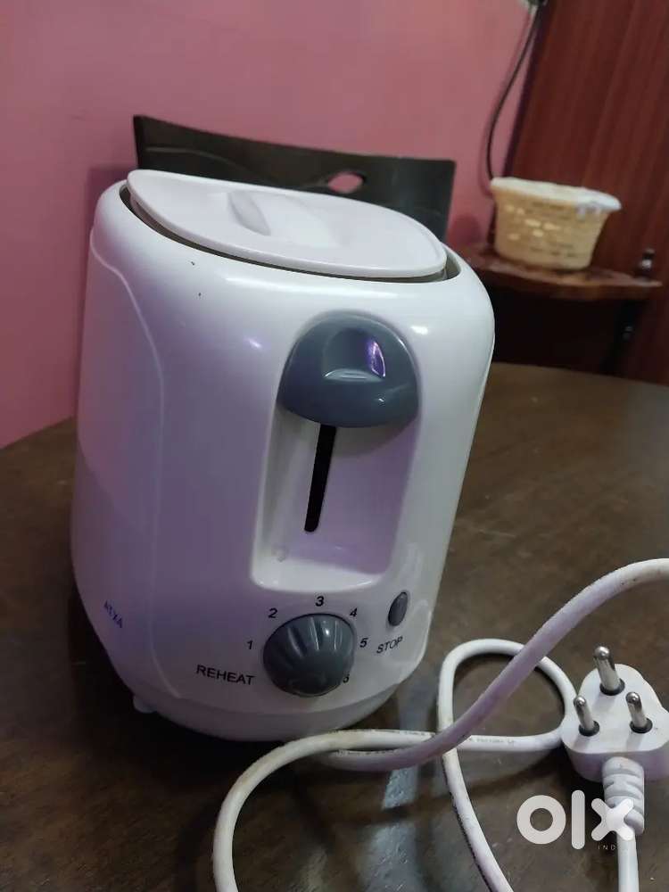 Bread toaster