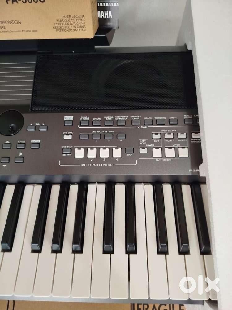 Yamaha PSR-S670 61-Key Keyboard Portatone Synthesizer JBAM01068 With A