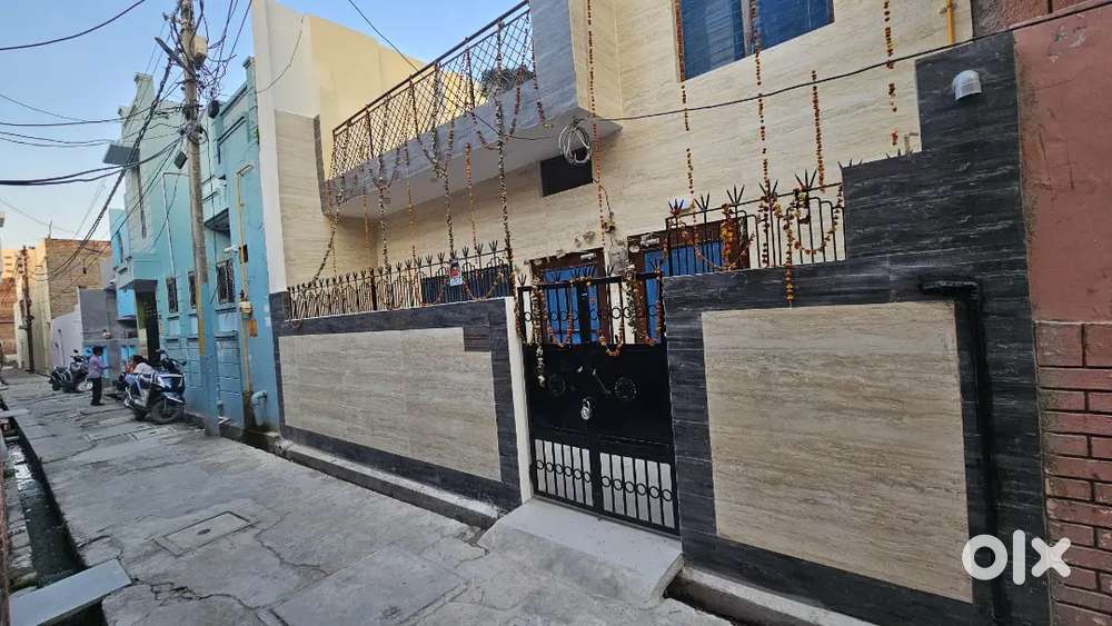 नया बना हुआ, एक व्यक्तिगत घर किराए हेतु खाली है।