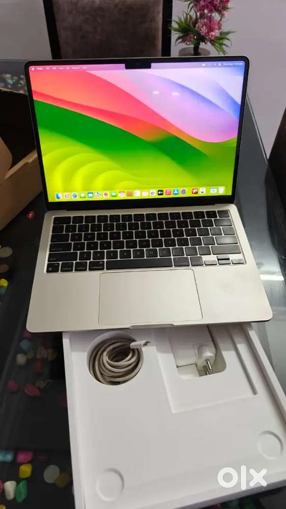 MacBook Air m3 8gb ram 256gb storage battery cycle 371 with box
