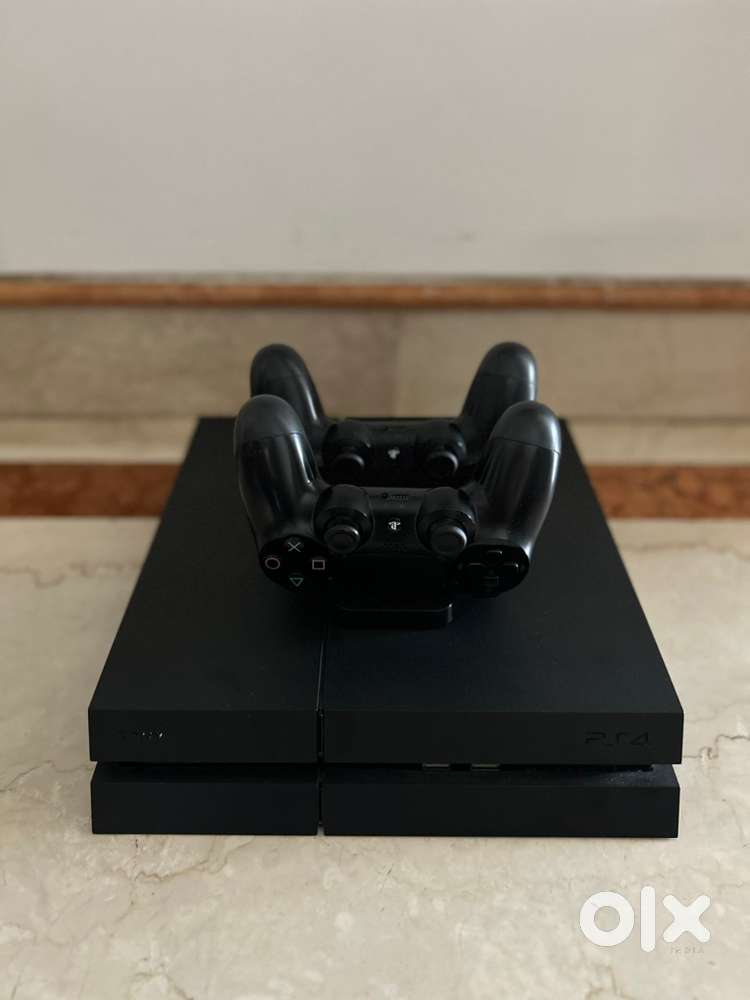 PS 4 + 2 controllers + charging station