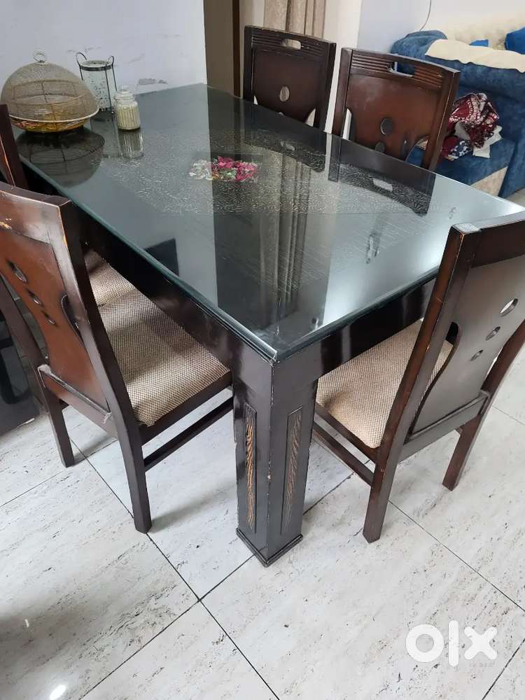 6 seater dinning table in good condition