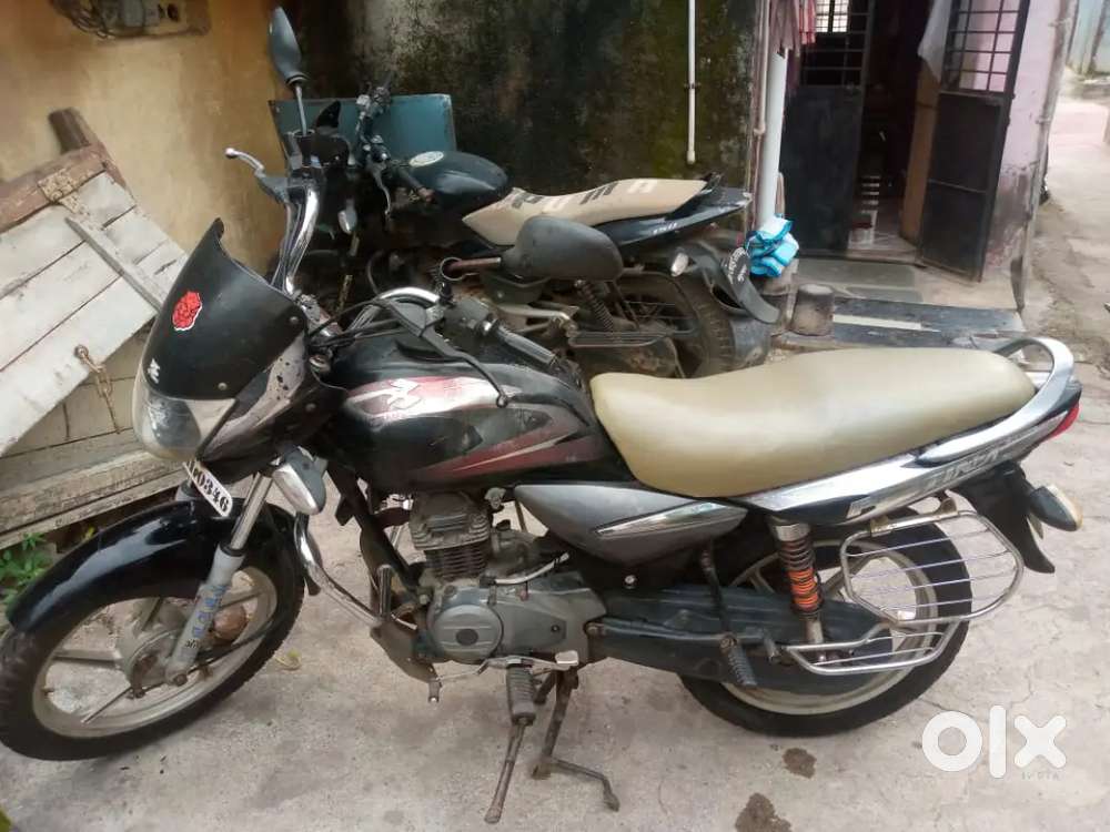 Urgently cell bike  one hand used in bike