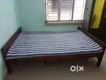 Queen size bed (5/7 ft)