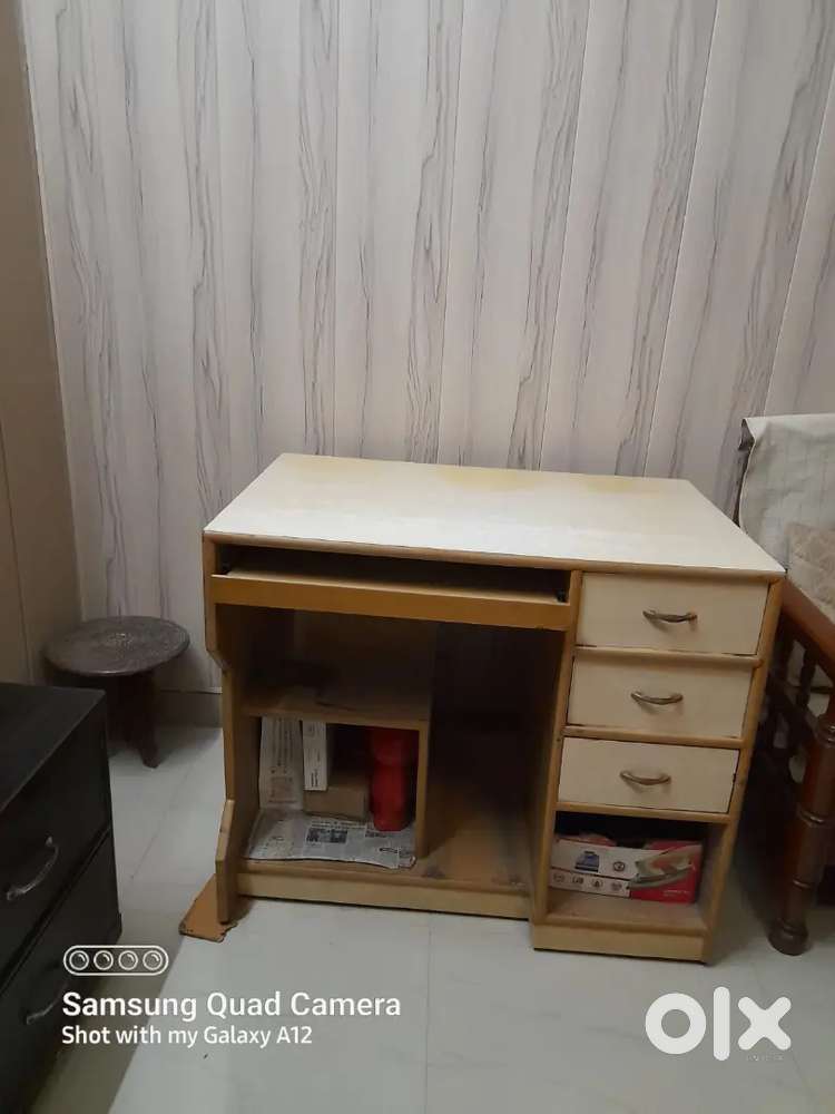 Computer table