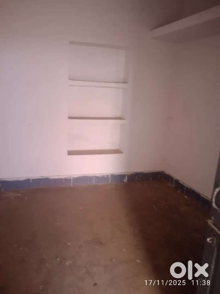 कमरा खाली है एक बरामदा और एक कमरा है near Rajapur hanuman mandir