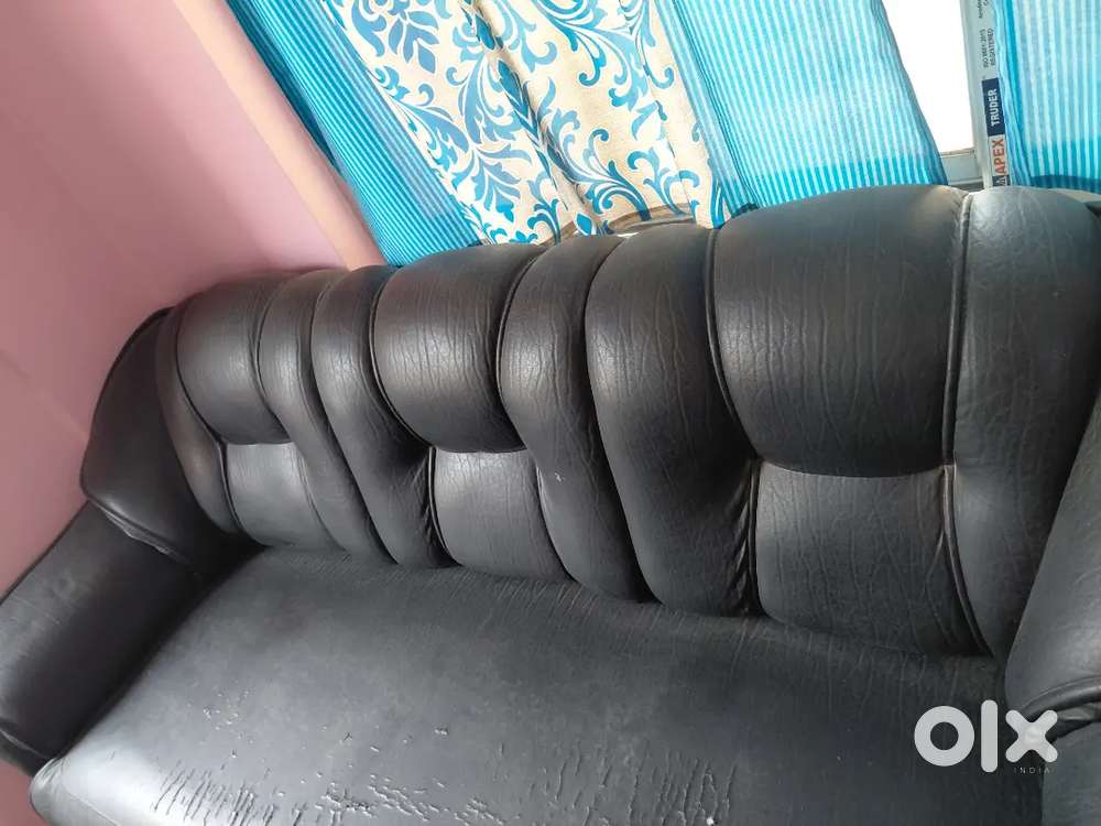 Elegant 3-Seater Black Sofa – Comfortable and Well-Maintained