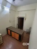 Office 100 sqft prince market Hazaratganj for rent
