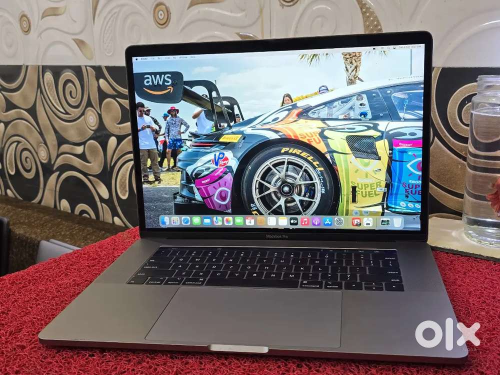 Apple Macbook Pro i9 16gb 512gb 5.5gb GRAPHICS 15inch Retina Touchbar
