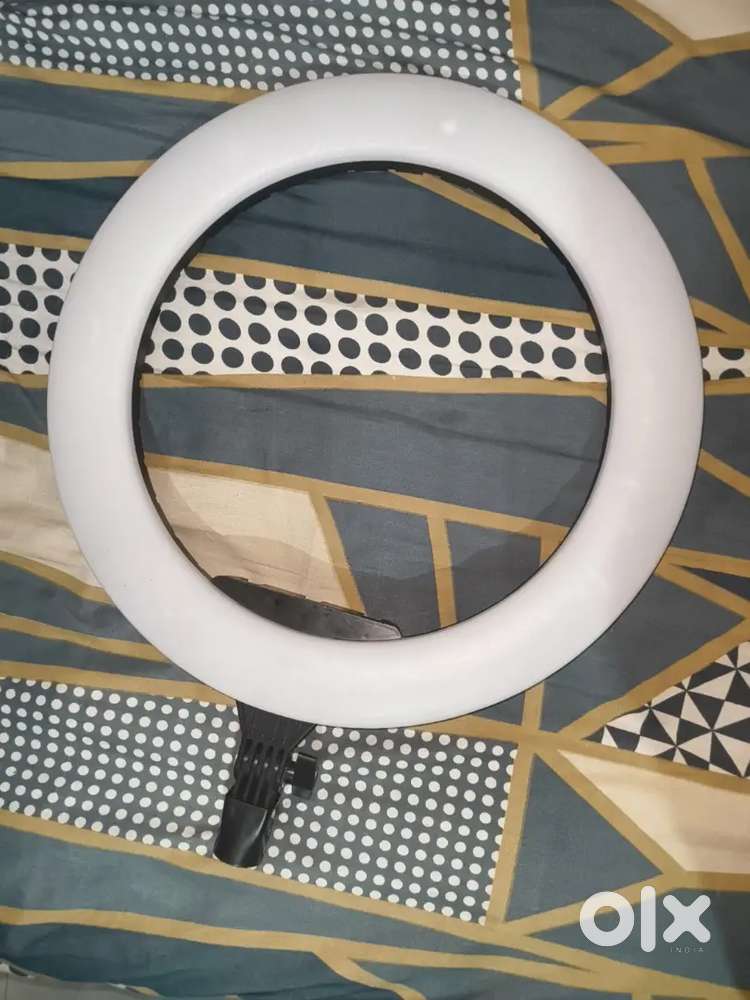 Tygot 18 inch ring light with digitek stand