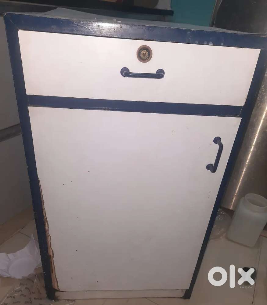 2 Cabinet with 3 drawers