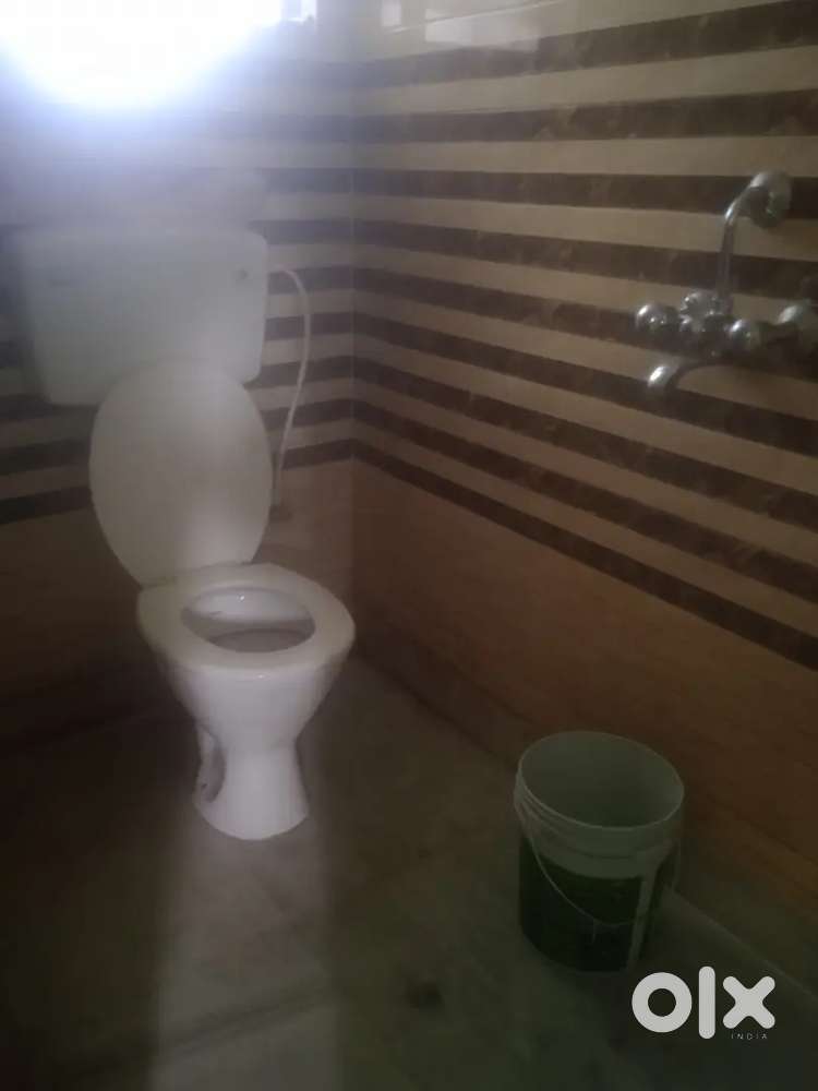 1Bhk 1st floor flat rent santoshpur jora bridget only bachelor @7500