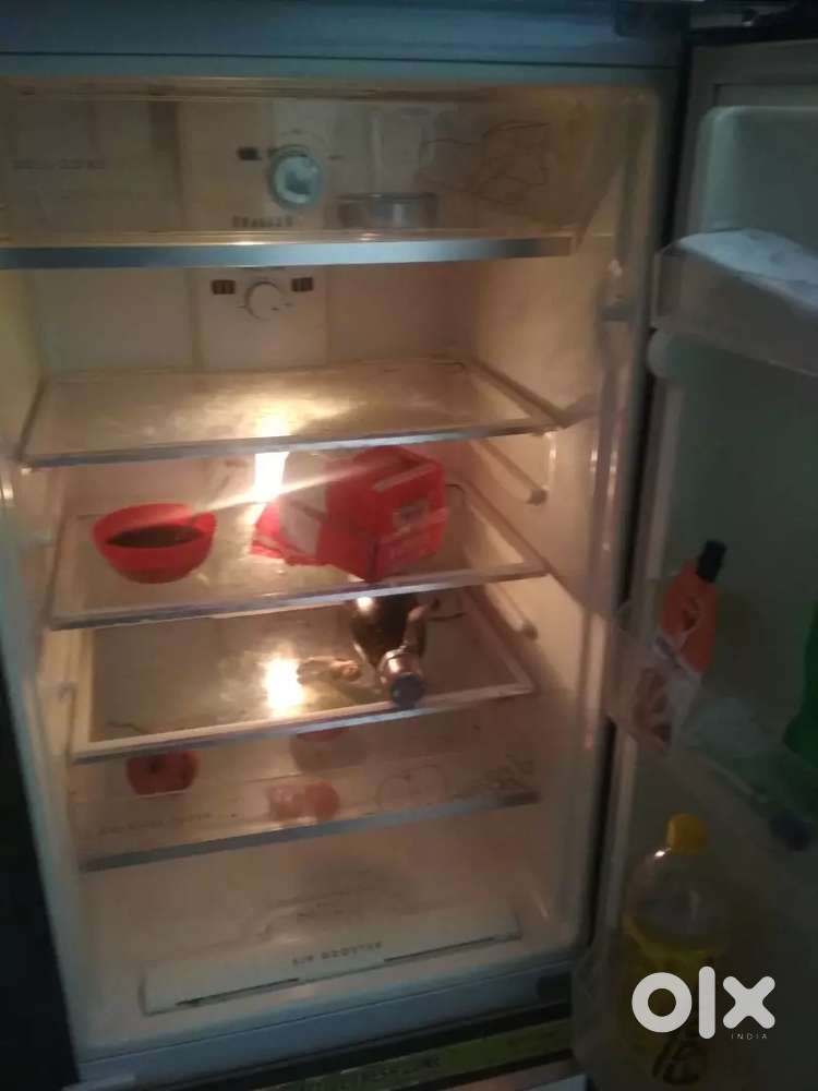 3 door Whirlpool ka fridge bahut acchi condition mein hai bechna hai